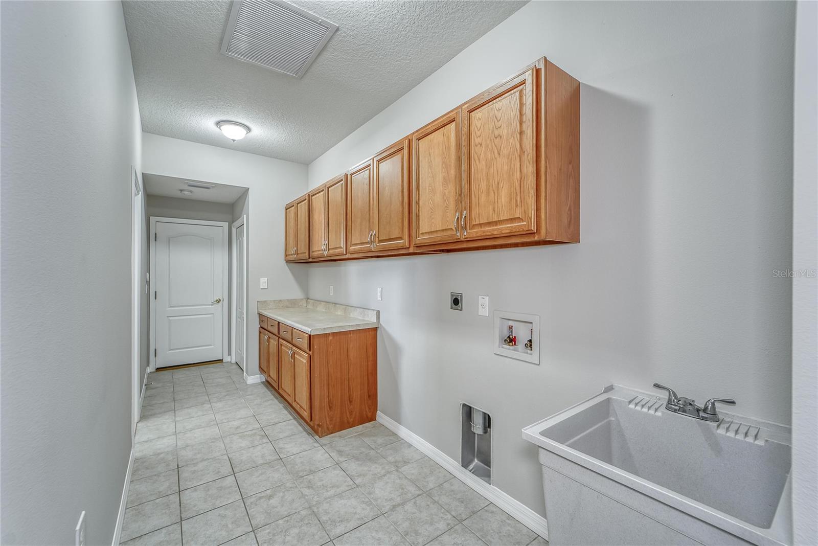 INSIDE LAUNDRY - MAIN