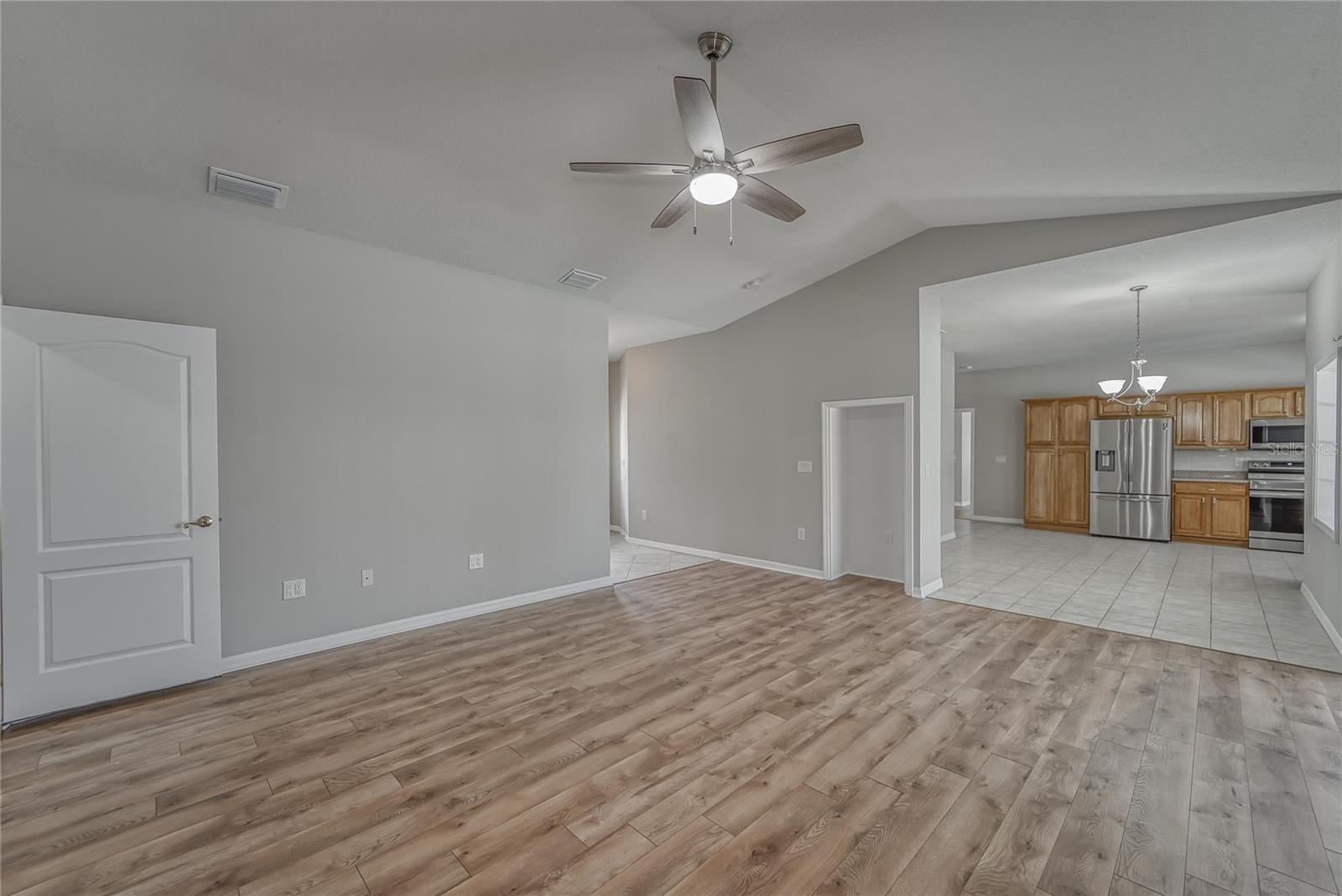 LIVING ROOM - MAIN