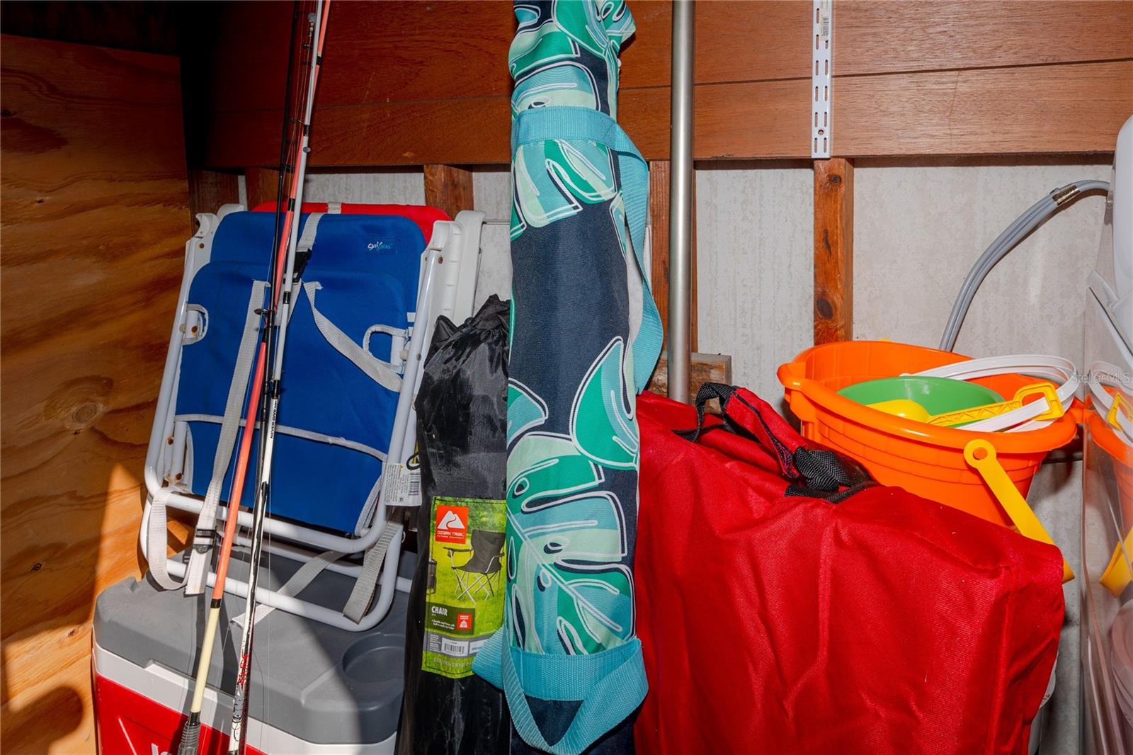 Fully furnished with lots of beach gear!