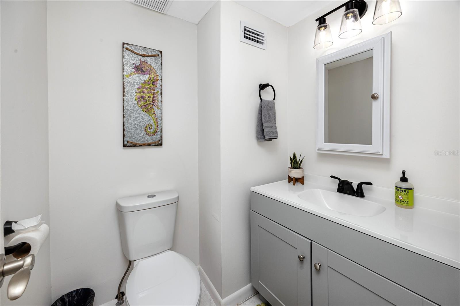 1/2 bath perfect for guests