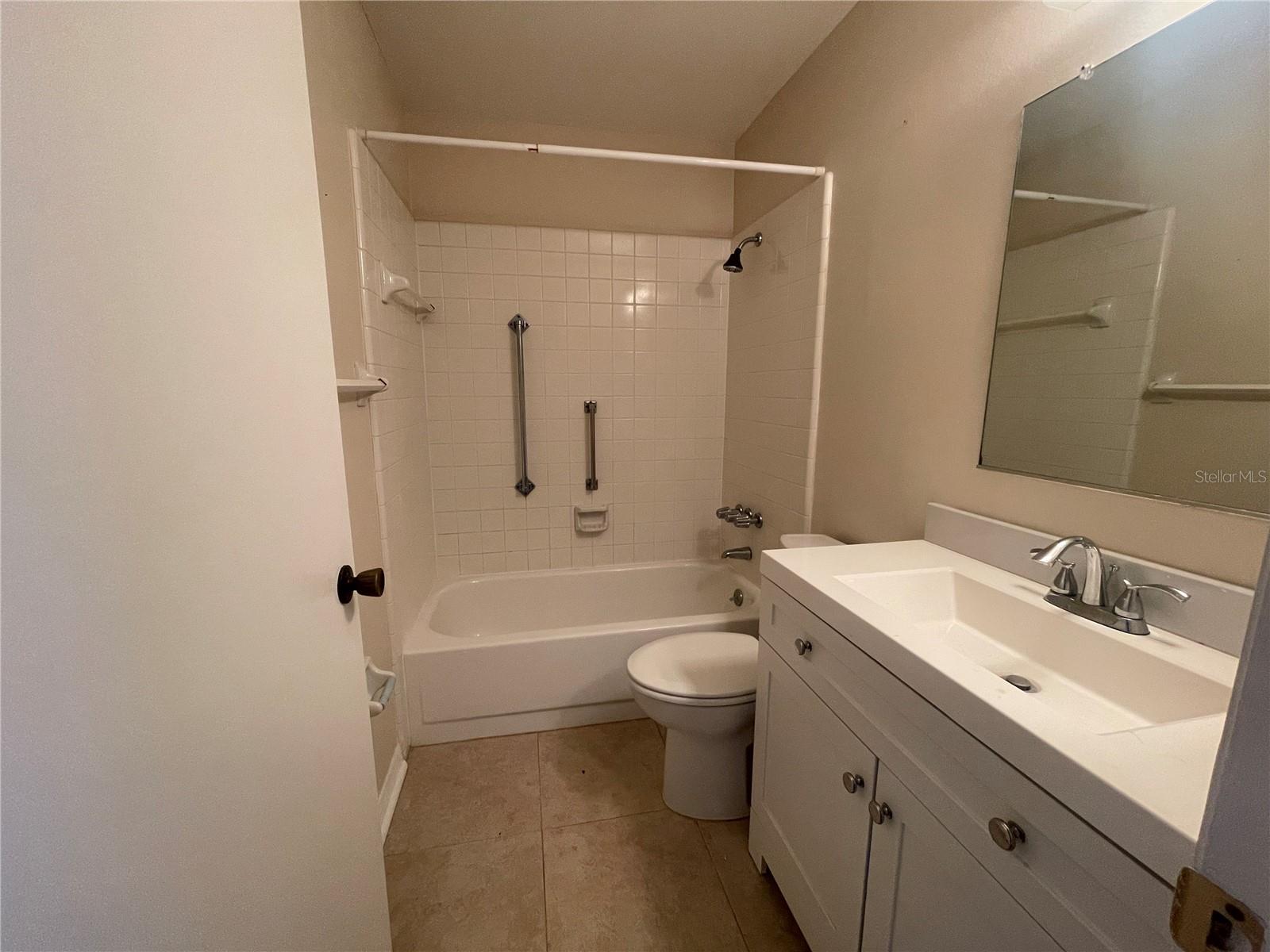 2nd Bathroom/Tub and shower