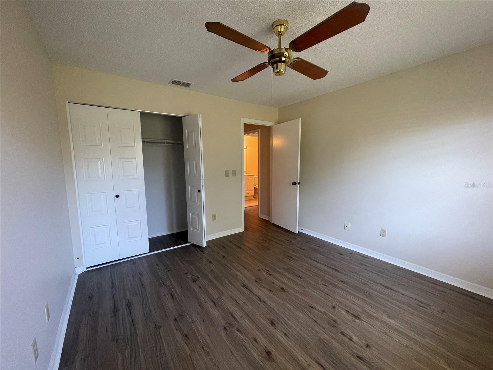 2nd bedroom/ Closet