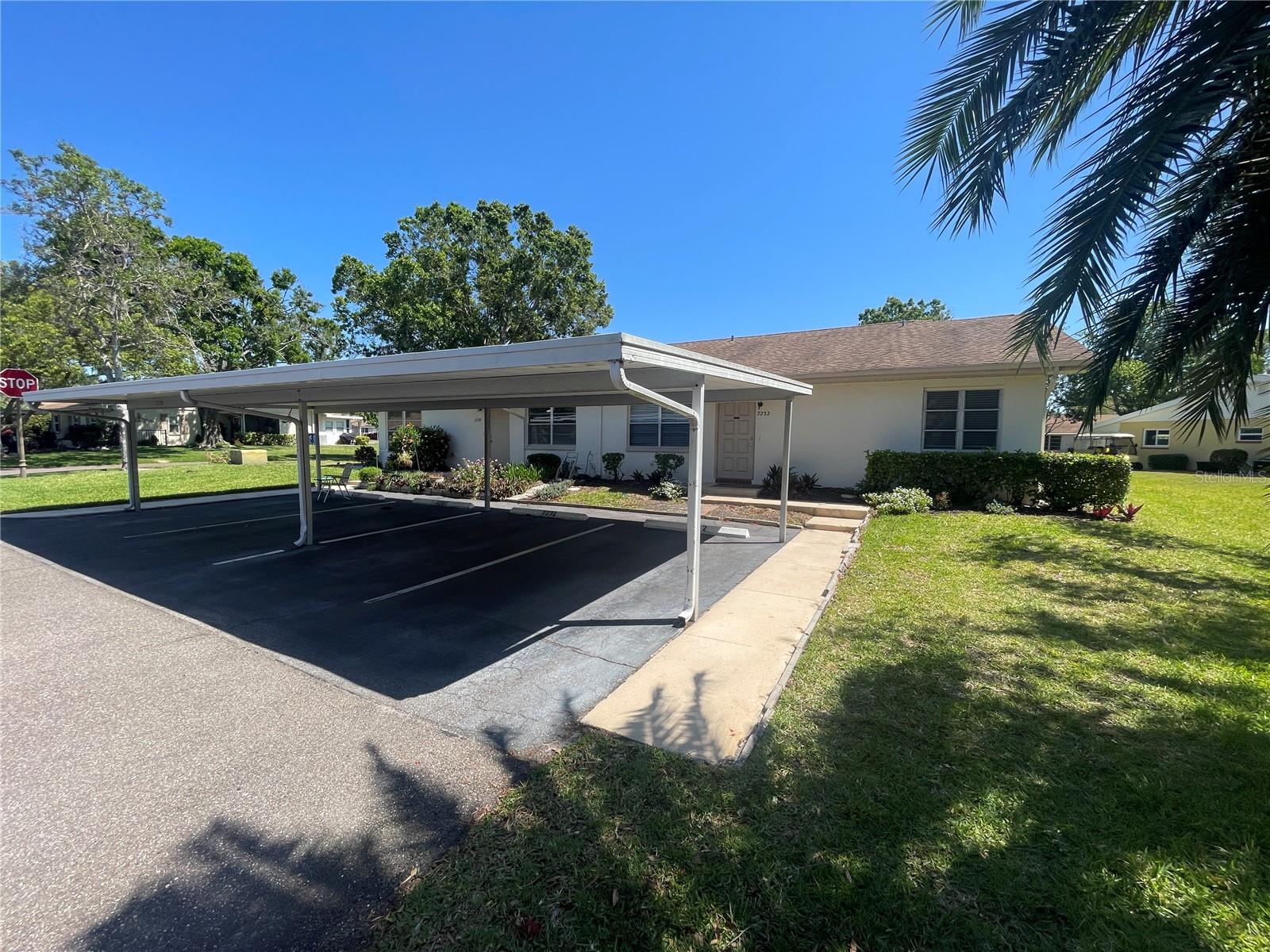 End Unit with 2 parkingspaces in front of unit End Unit with 2 parkingspaces in front of unit