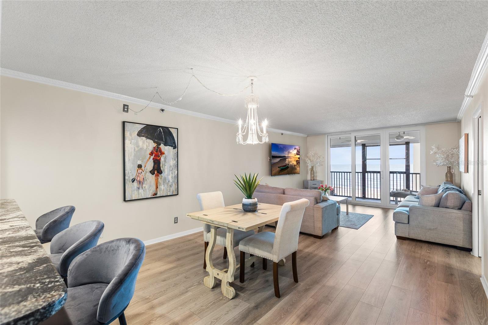Dining Area/Kitchen Bar
