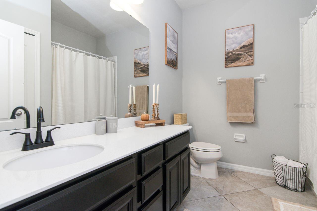 Guest bathroom with Shower/tub