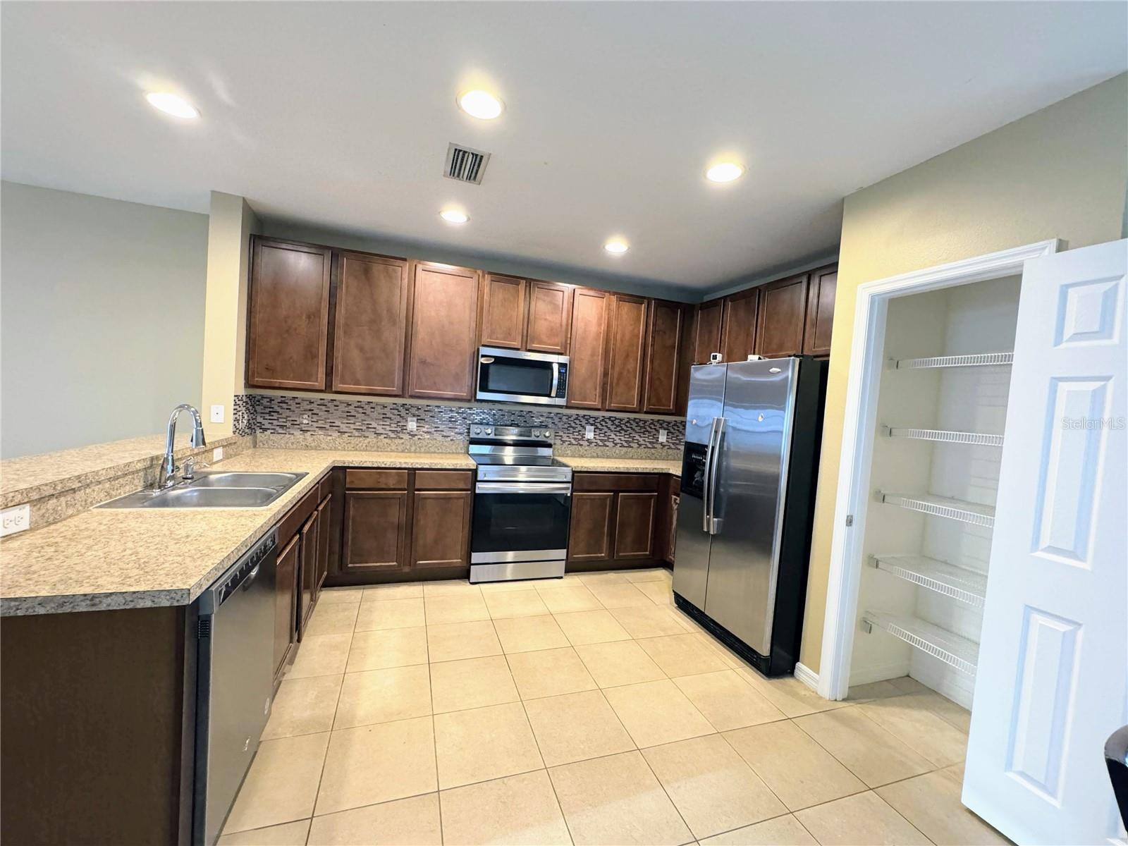 Kitchen & Dining