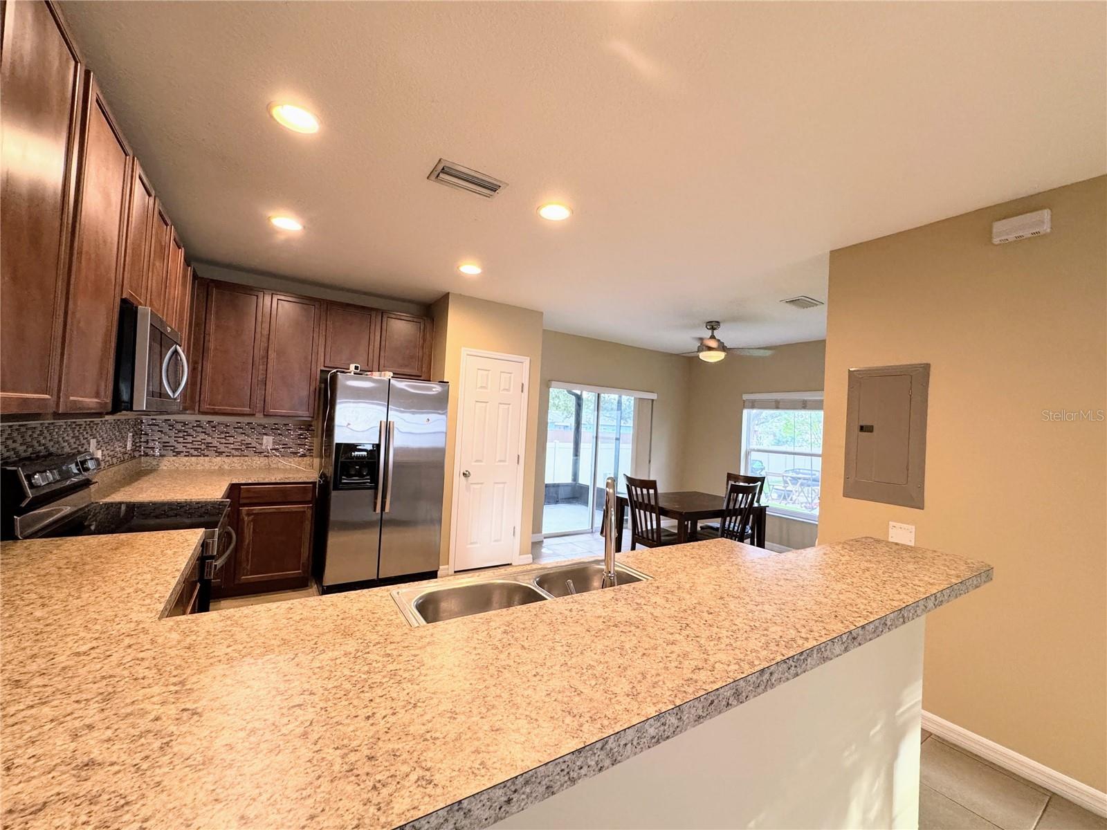 Kitchen & Dining