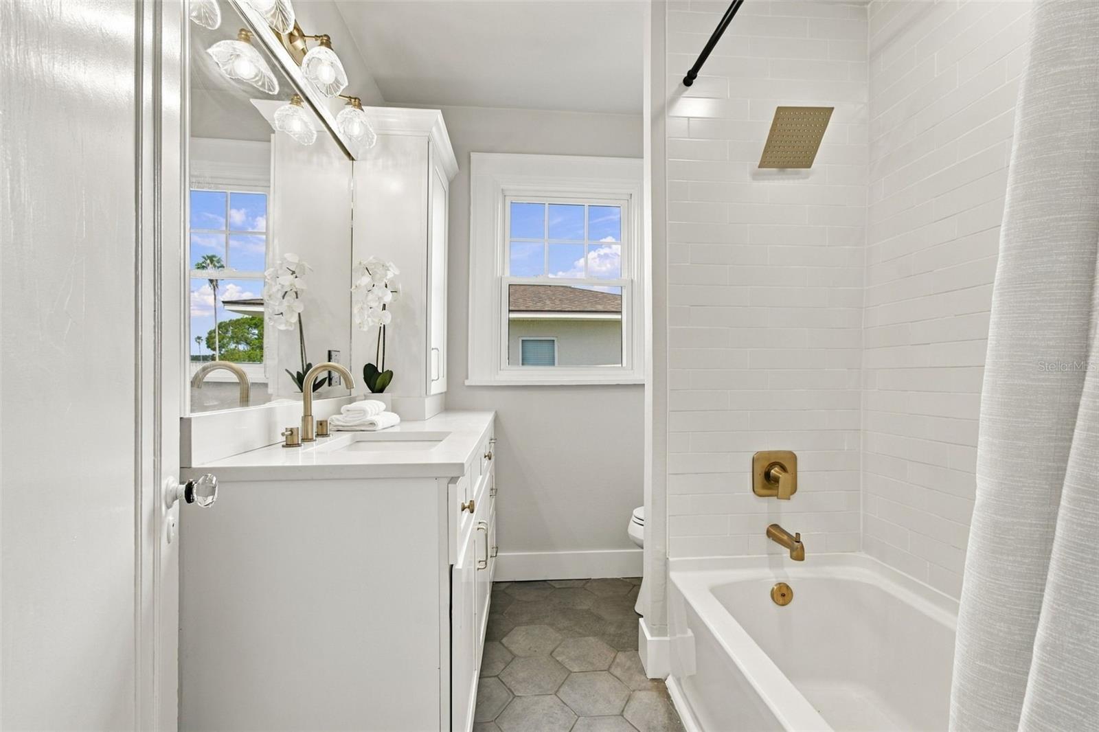 5426 VENETIAN BOULEVARD NE, St Petersburg, FL 33703