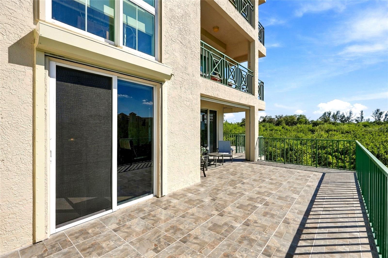 approx 1000 sf of outdoor space!