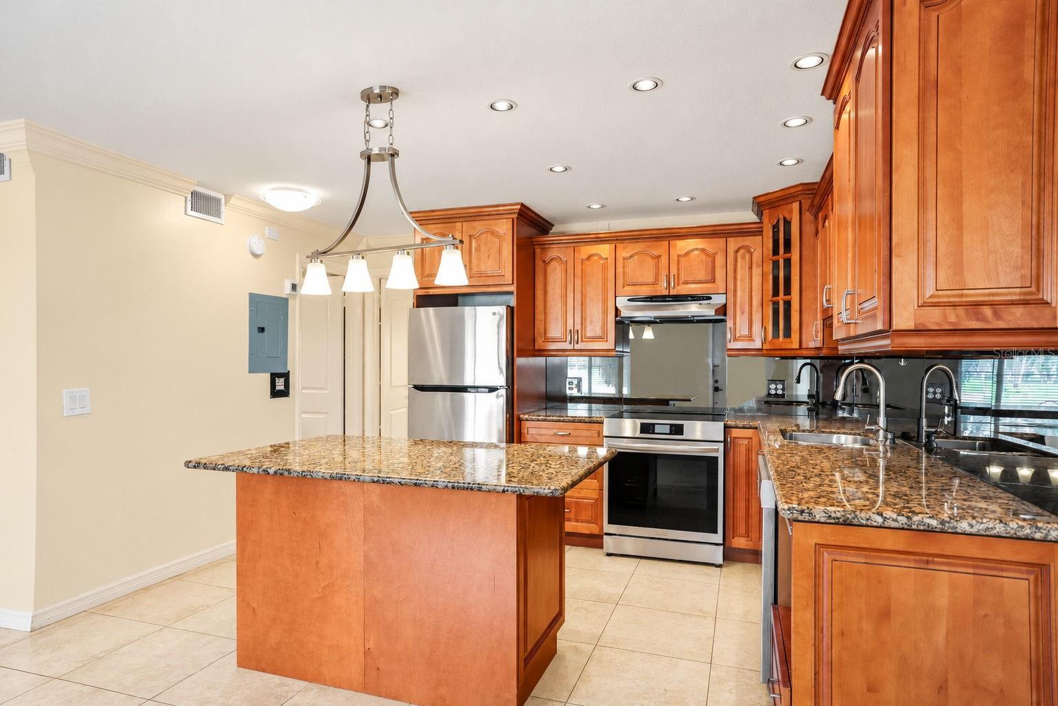 2000 WORLD PARKWAY BOULEVARD, #2, Clearwater, FL 33763