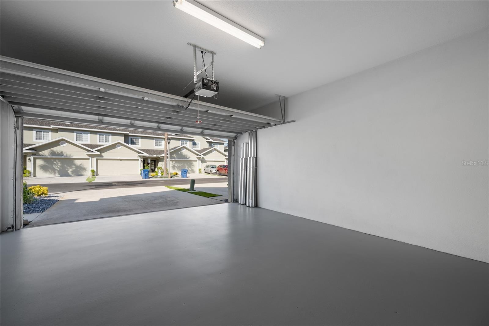 Automatic Garage Door Opener w/Remote!