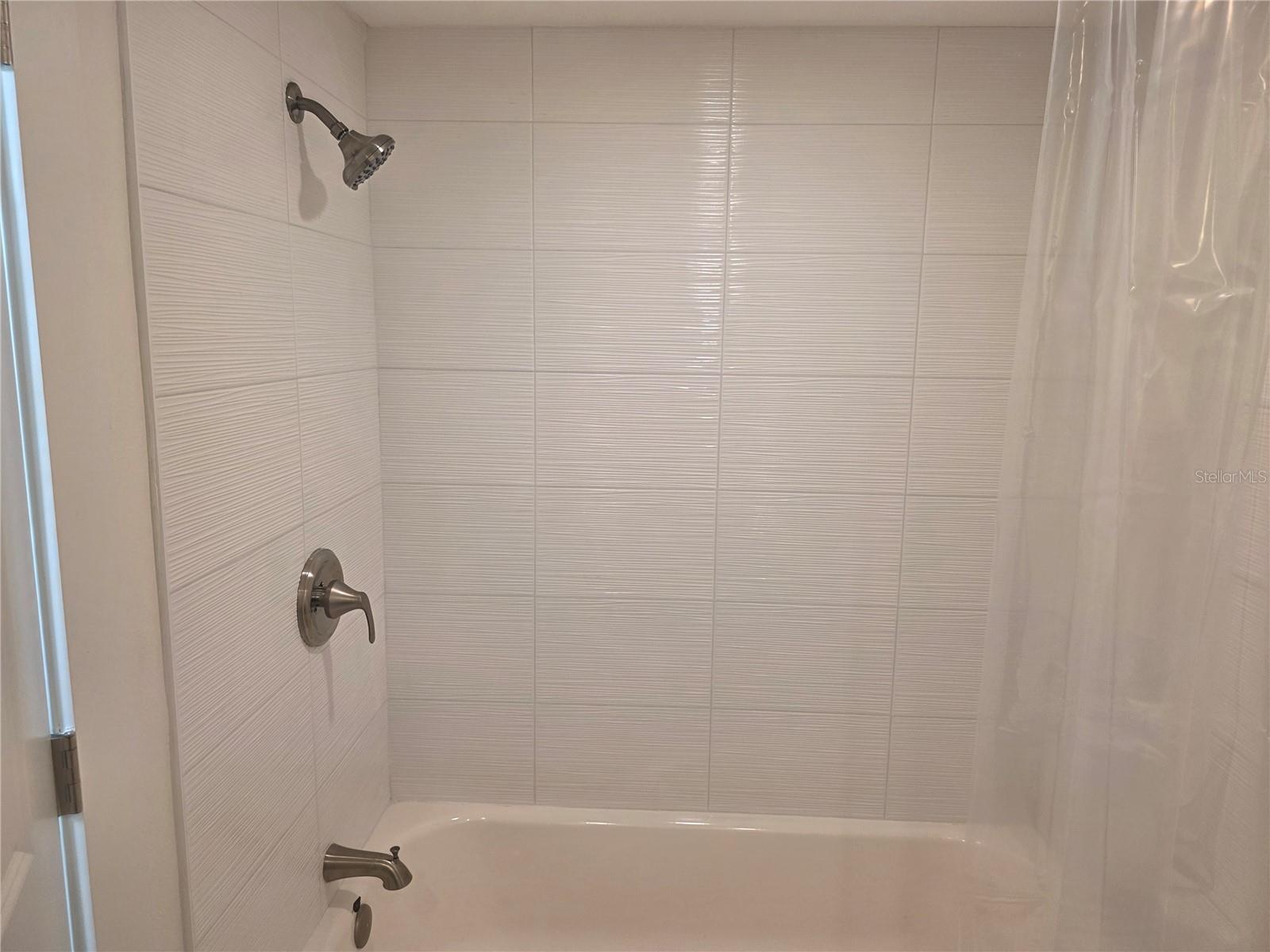 Master with bath tub