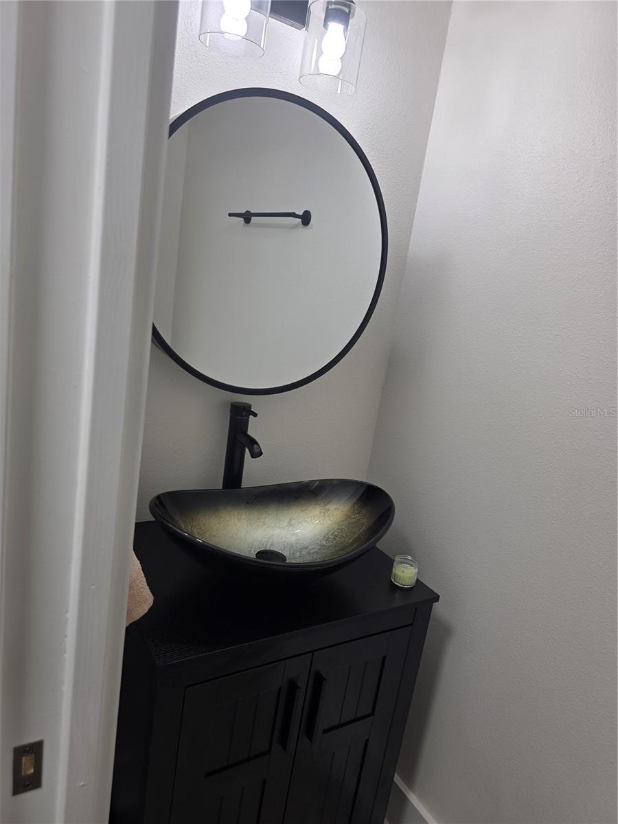 Guest 1/2 bath
