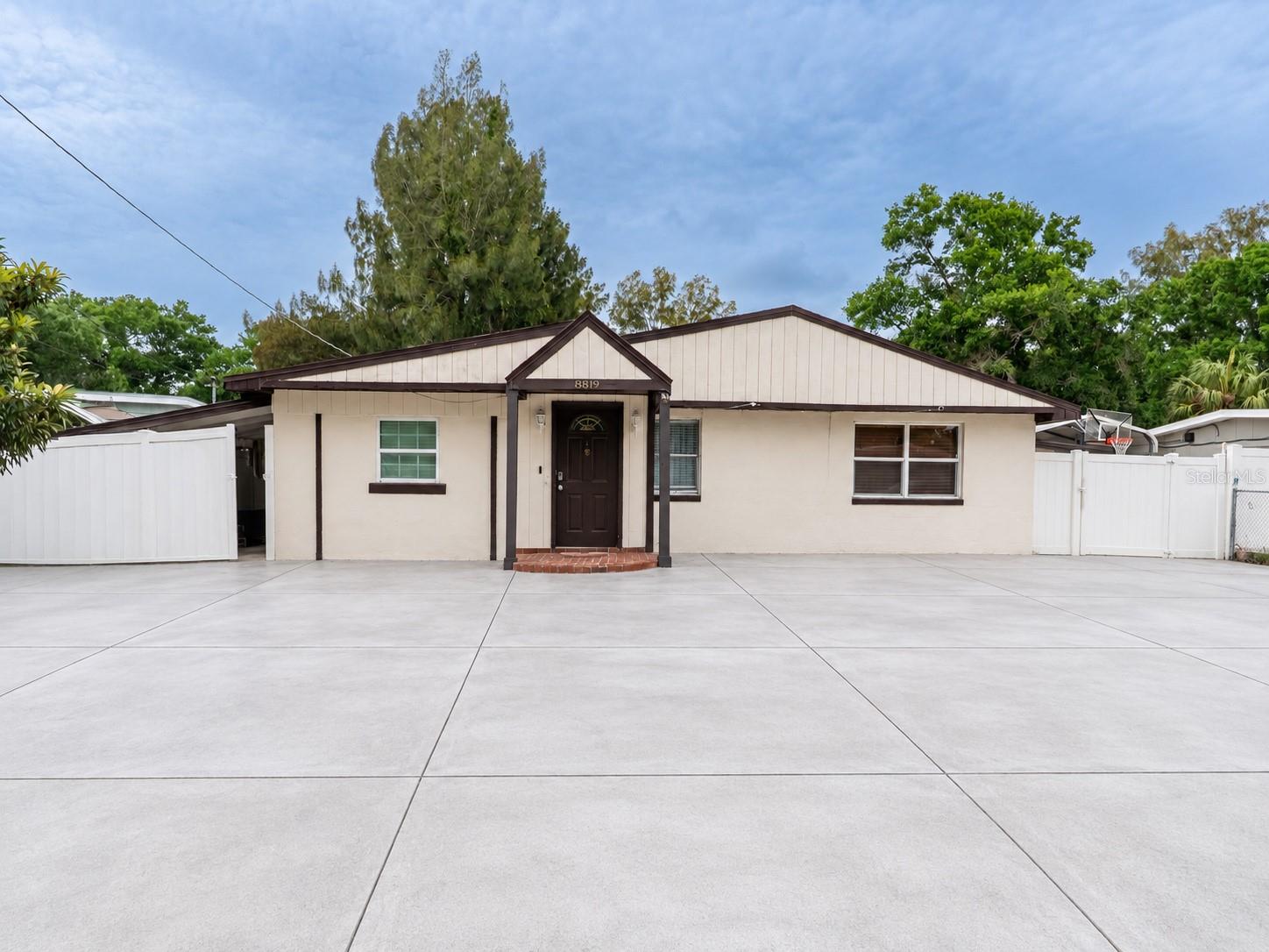 8819 W BROAD STREET, Tampa, FL 33615