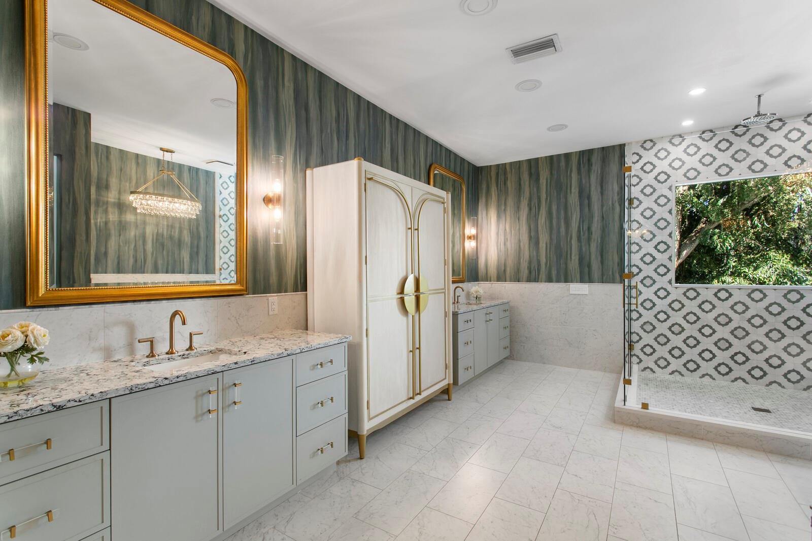 2913 W KNIGHTS AVENUE, Tampa, FL 33611