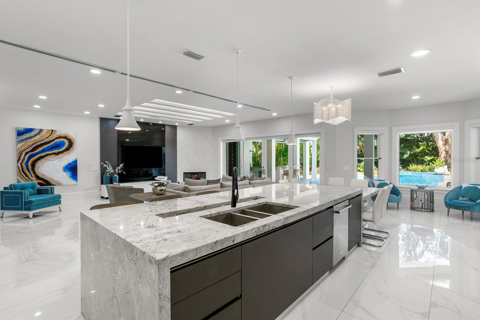 2913 W KNIGHTS AVENUE, Tampa, FL 33611