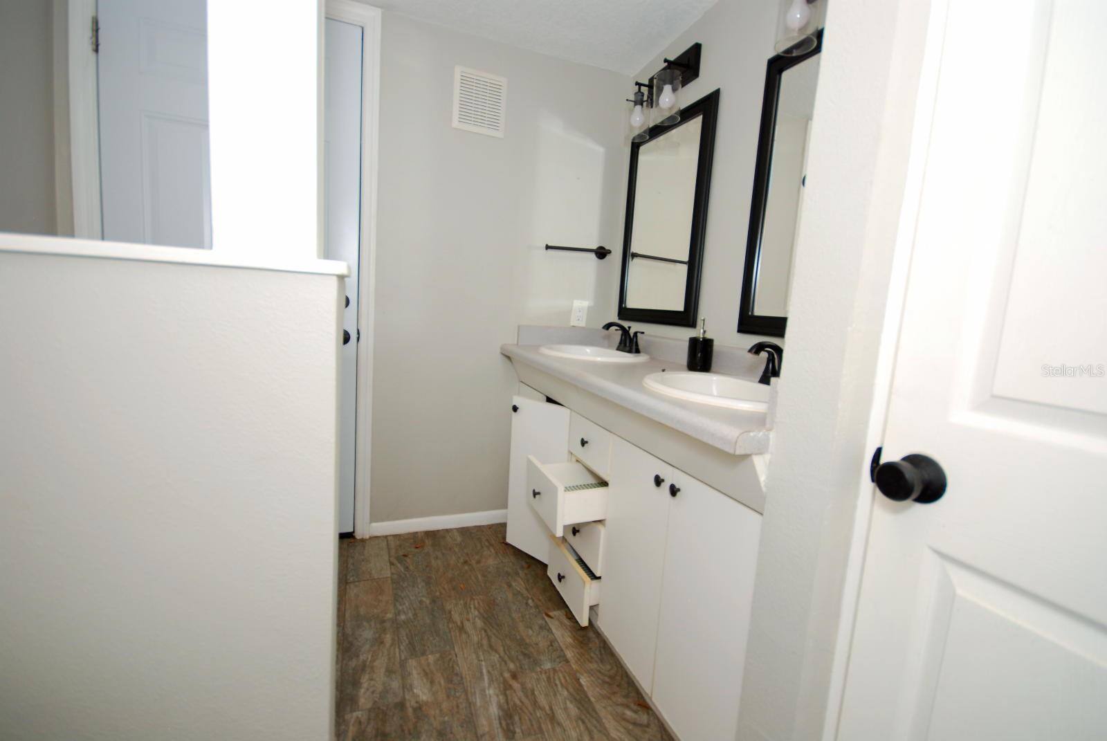 2ND BATHROOM(1/2)
