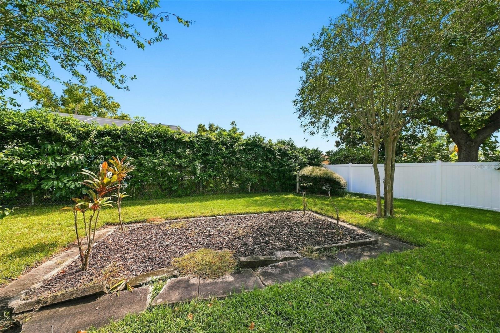 Large backyard, great for gardening or adding in a swing set