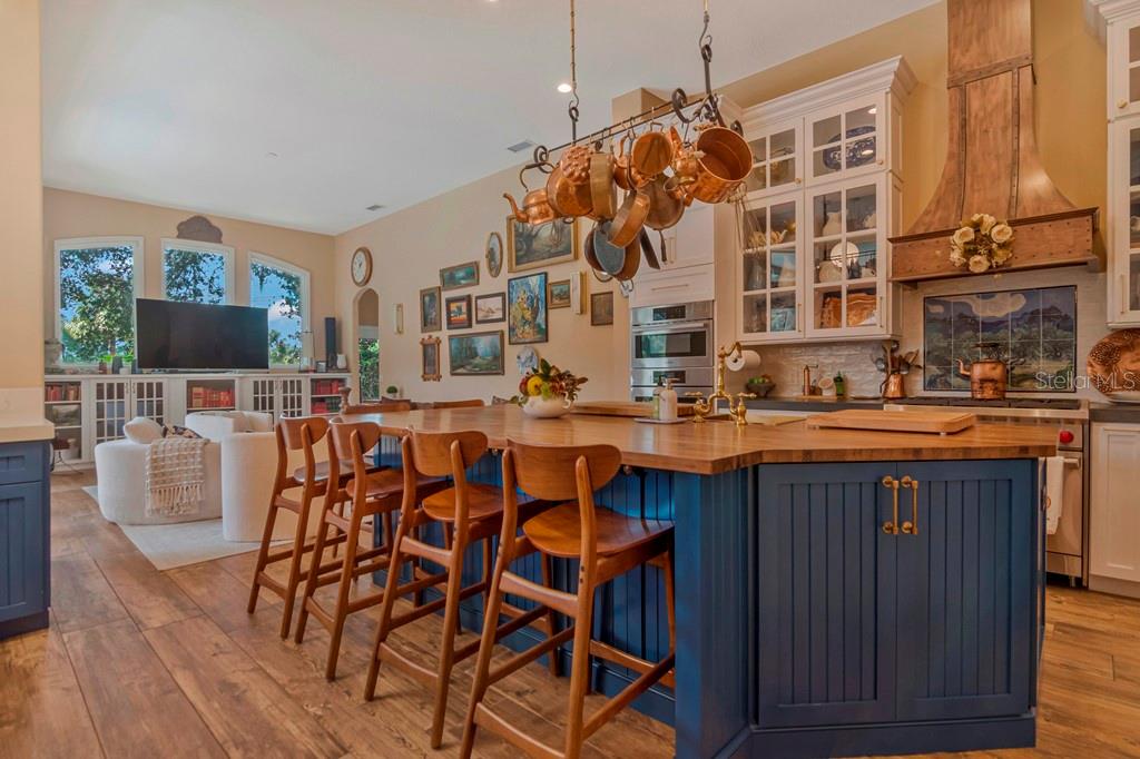 *Beautifully Renovated New Kitchen