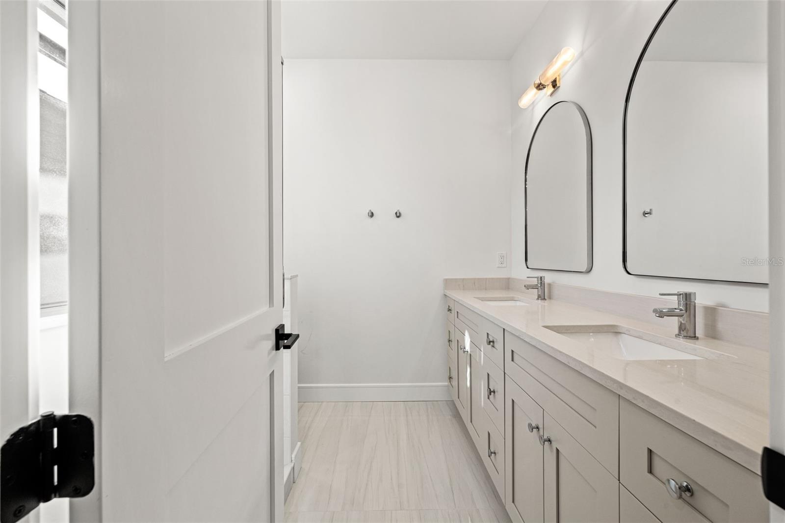 Primary en-suite bathroom
