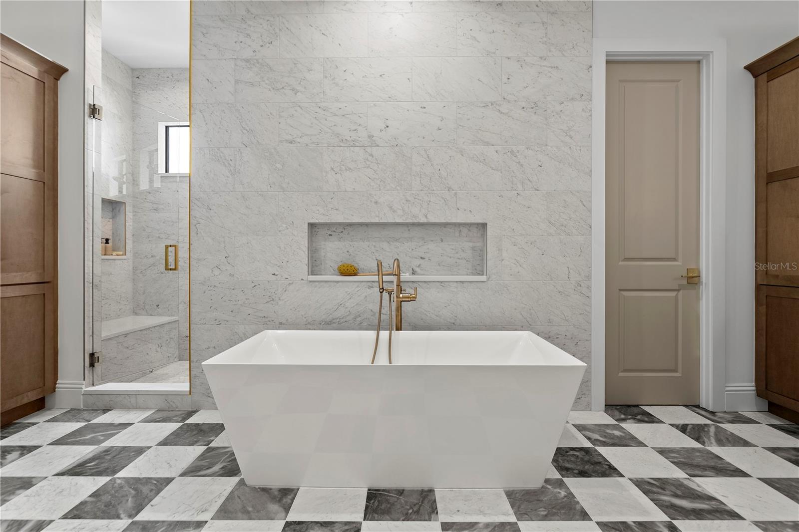 Primary soaking tub