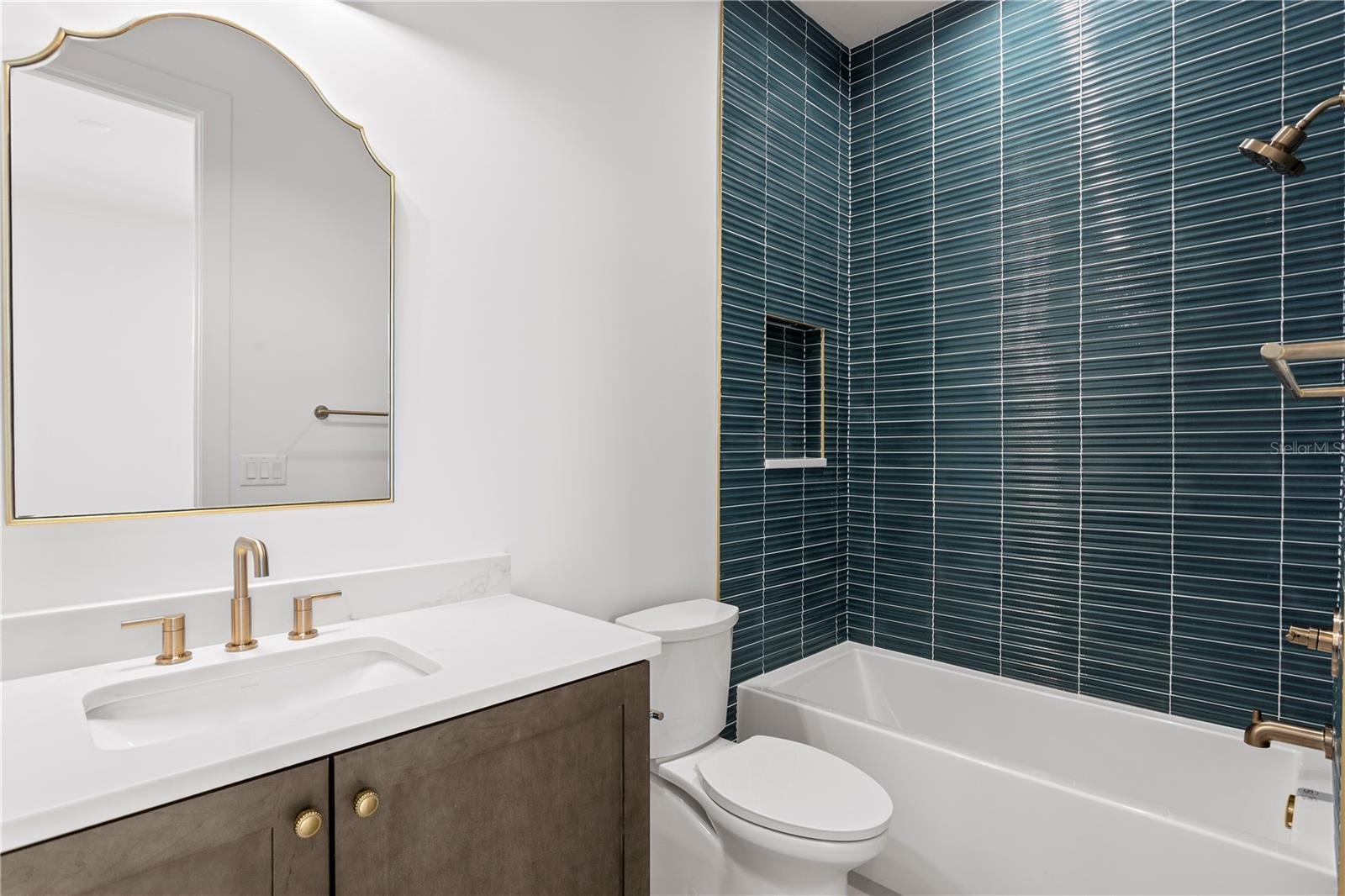 Bedroom #4 en suite bath