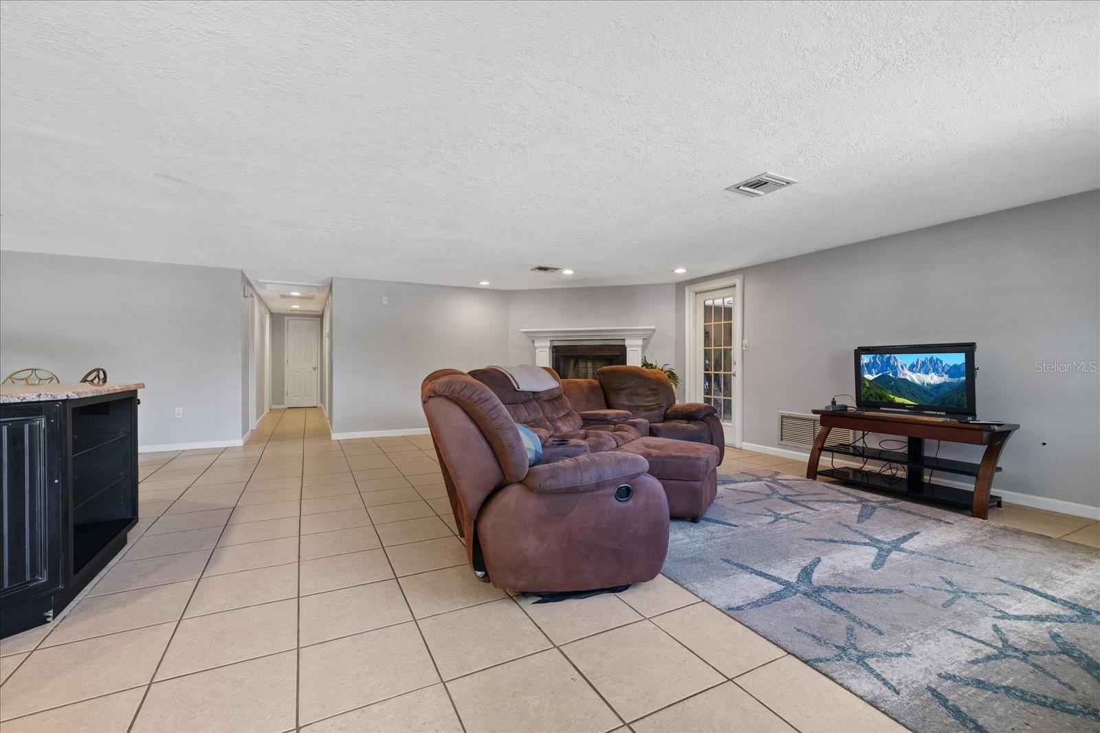 Large Living area! Large Living area!