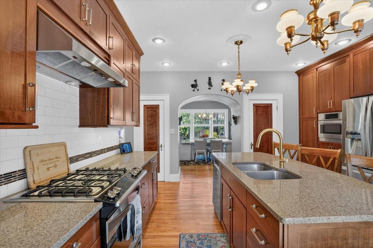 2890 8TH AVENUE N, St Petersburg, FL 33713