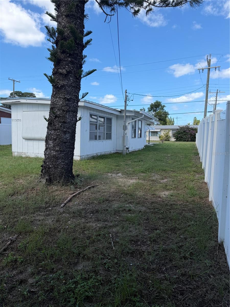 Other side of the mobile and fenced in yard.
