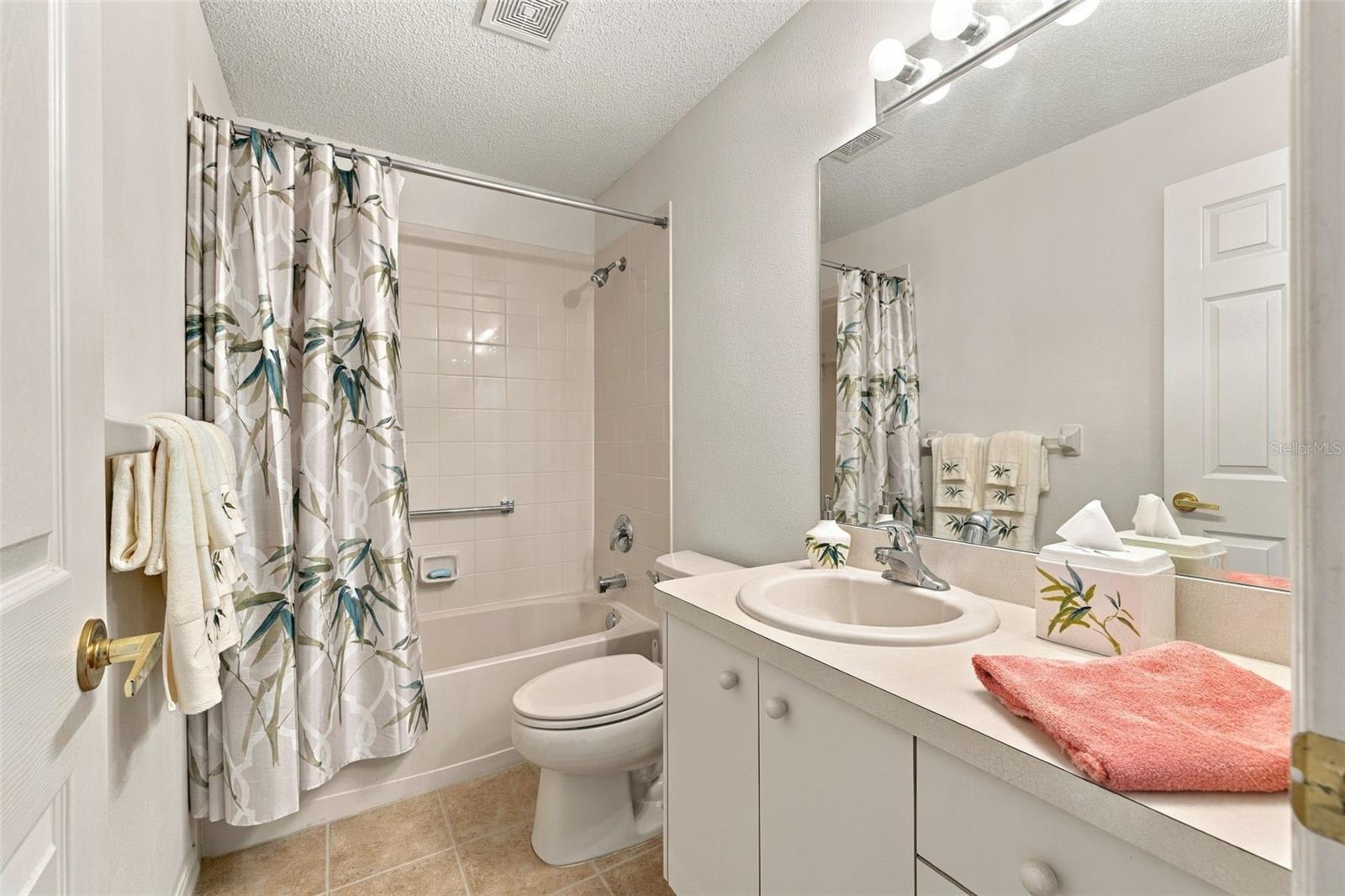 Secondary full bathroom with shower/tub combo