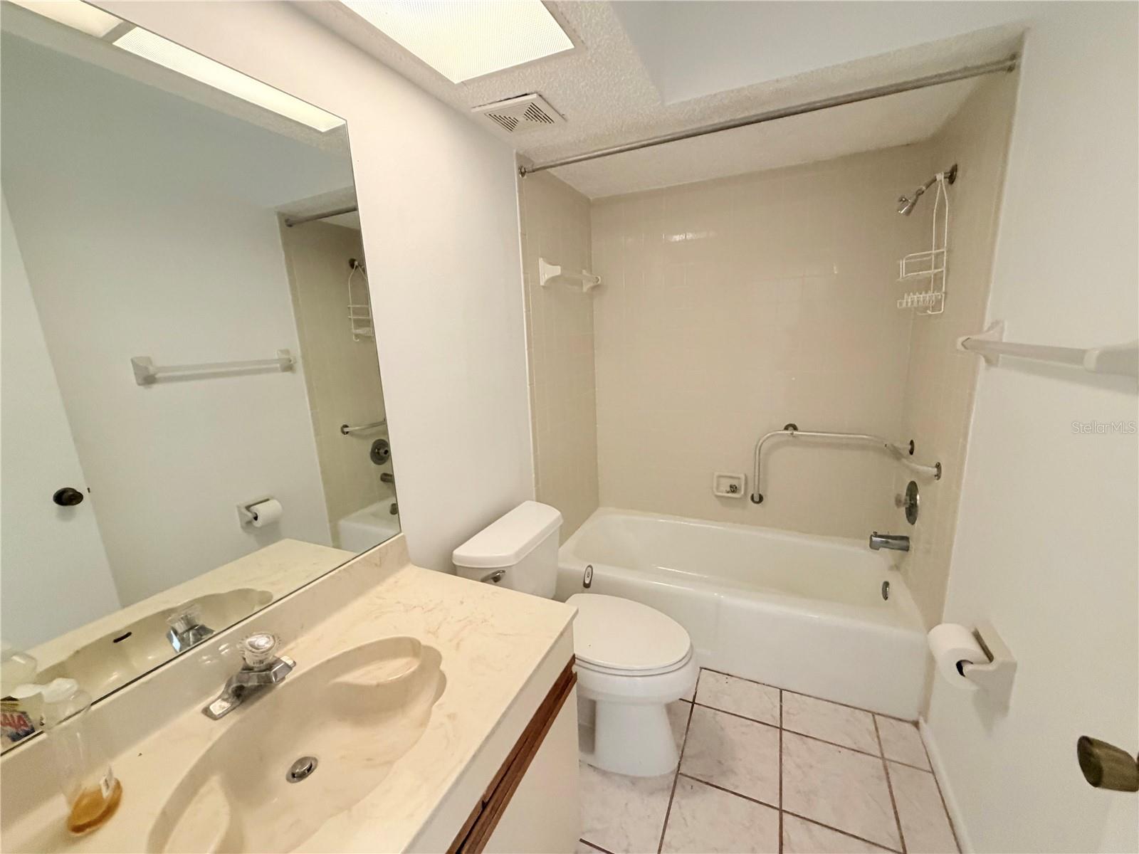2nd bathroom w/ tub