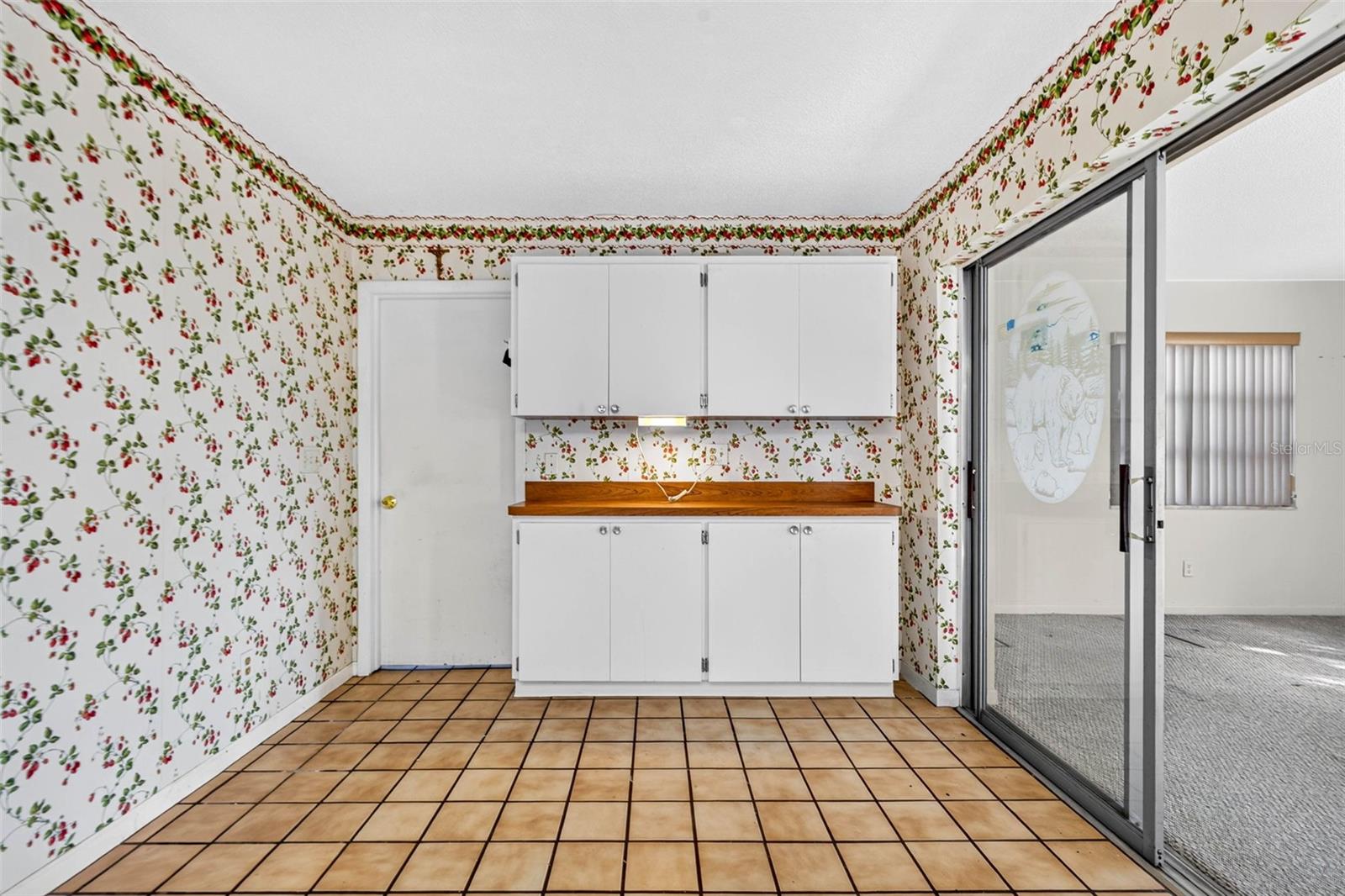 Built-in Buffet for easy serving. Built-in Buffet for easy serving.