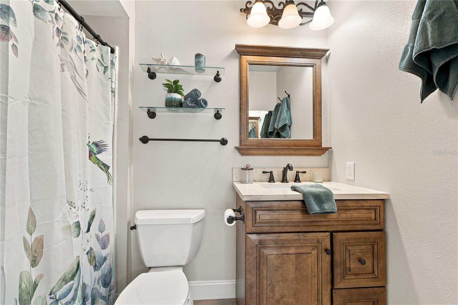 61. UPDATED Ensuite Bathroom.. (4.9 x 8.1') Maple Vanity w Matching Mirror.. Elegance!