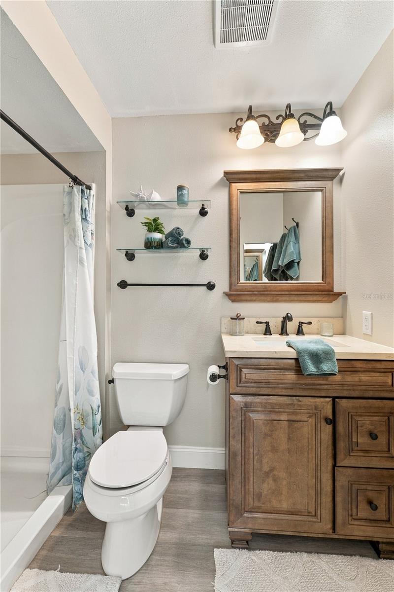 23. Owner's Retreat Full Bath (4.9 x 8.1'), FULLY UPDATED.. w Walk in Shower!