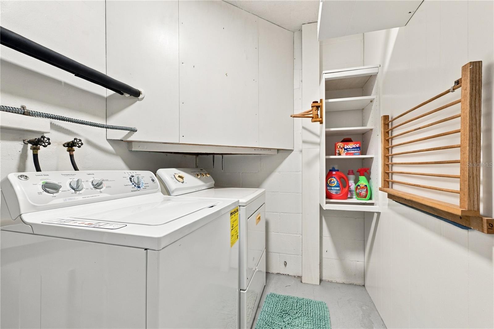 68. Laundry Room (9 x 5.8') Includes Washer/Dryer in the Sale.. They Work GREAT!