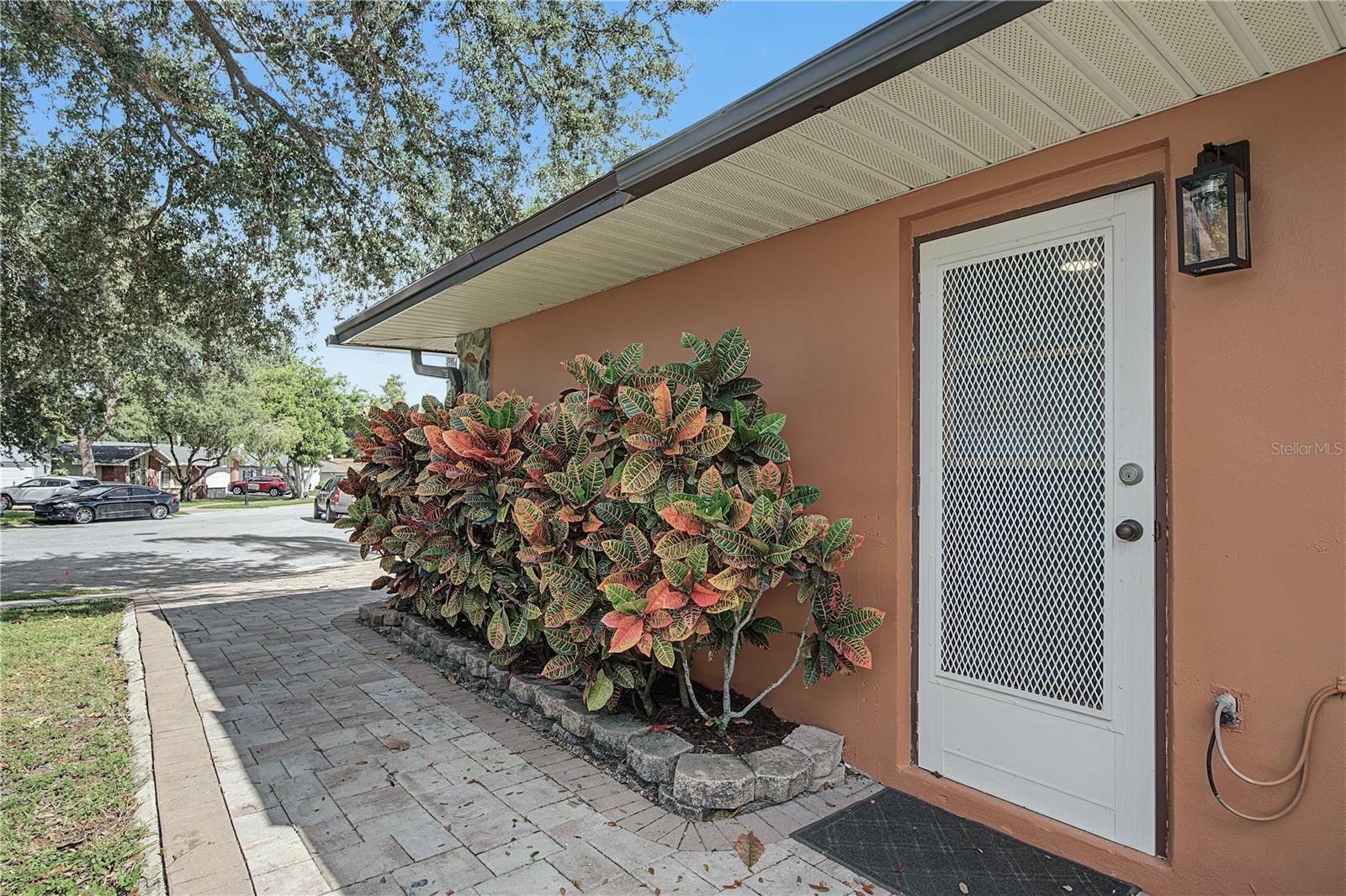 40a. Side Garage Entry/Exit.. New Exterior Lights All Around!!