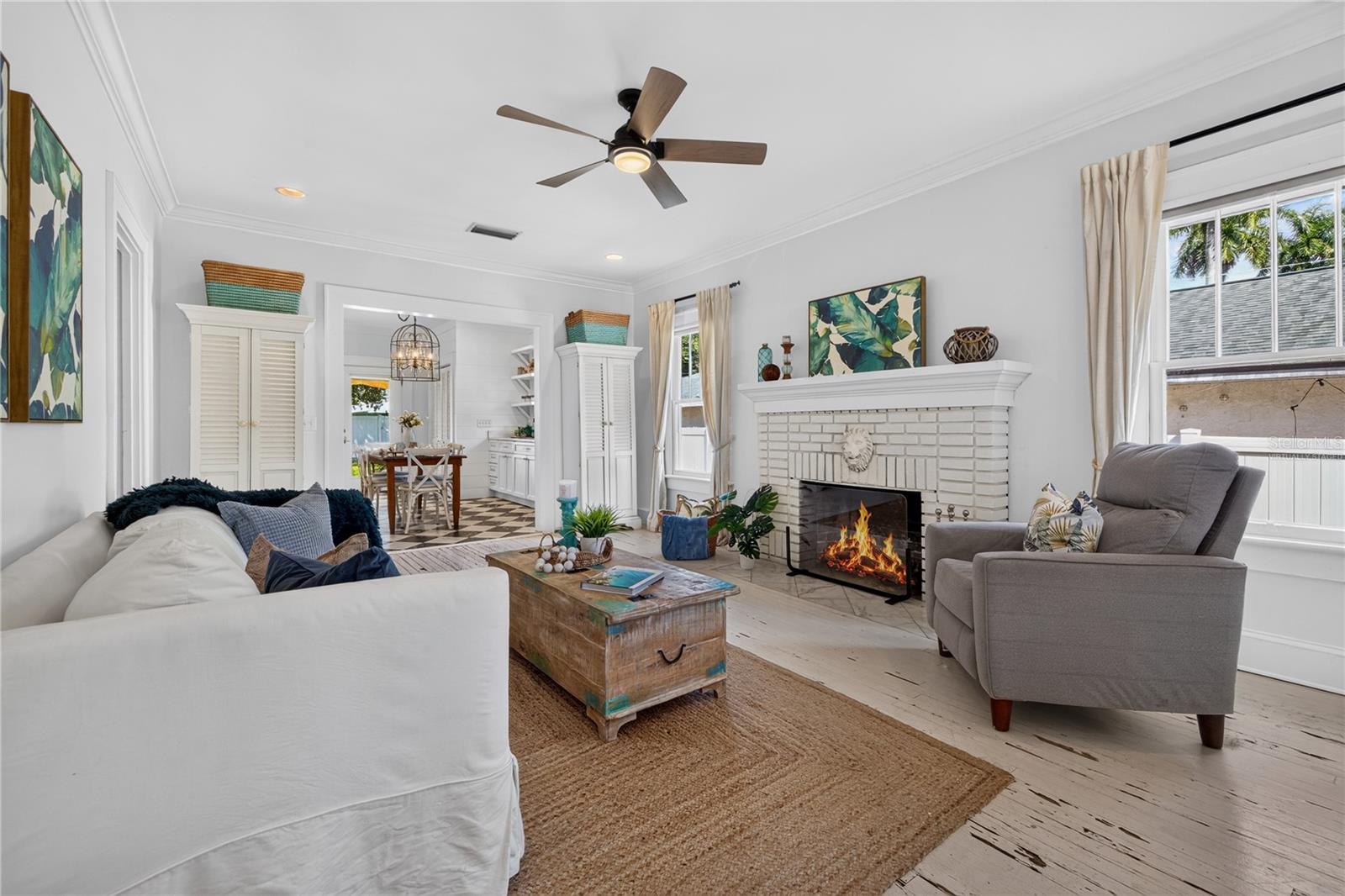 Living room (Fire in fireplace is virtually staged)