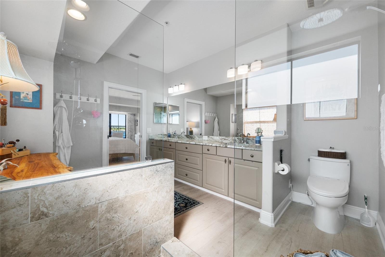Primary bathroom (3rd floor)