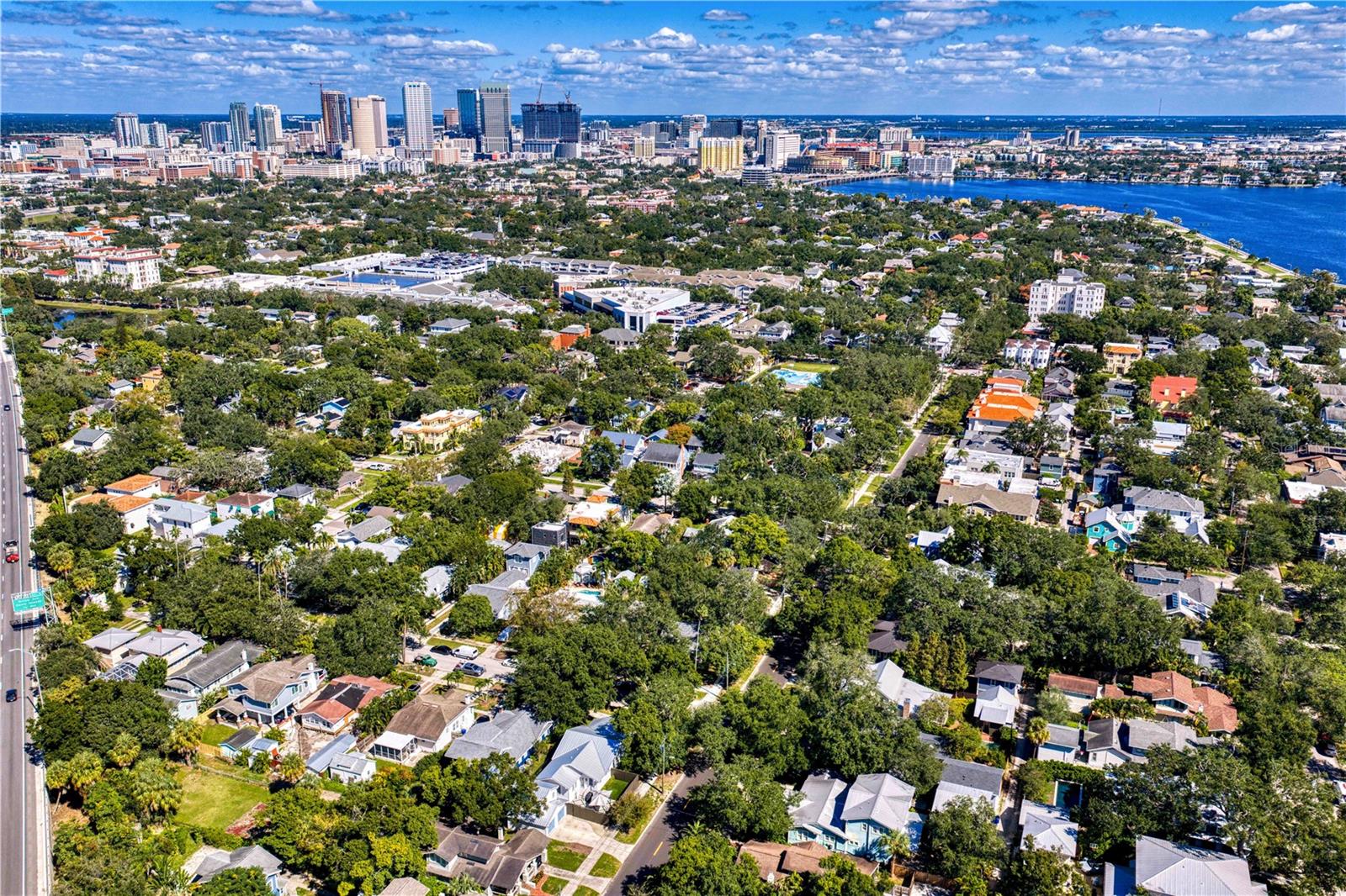 Mins from DownTown, WaterStreet, Blocks away from Bayshore
