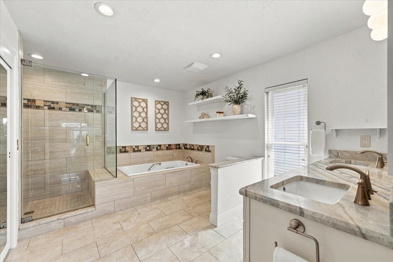 13810 LAKE VILLAGE PLACE, Tampa, FL 33618