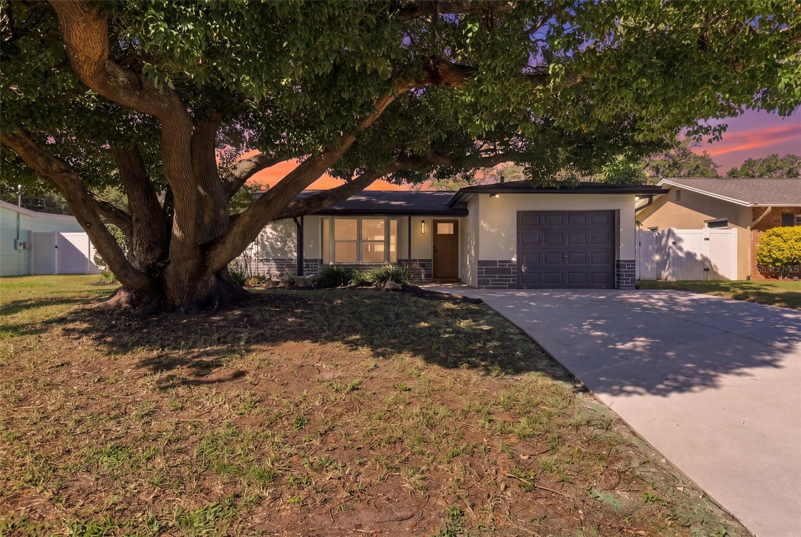 Welcome home to 11218 16th St N!! Welcome home to 11218 16th St N!!