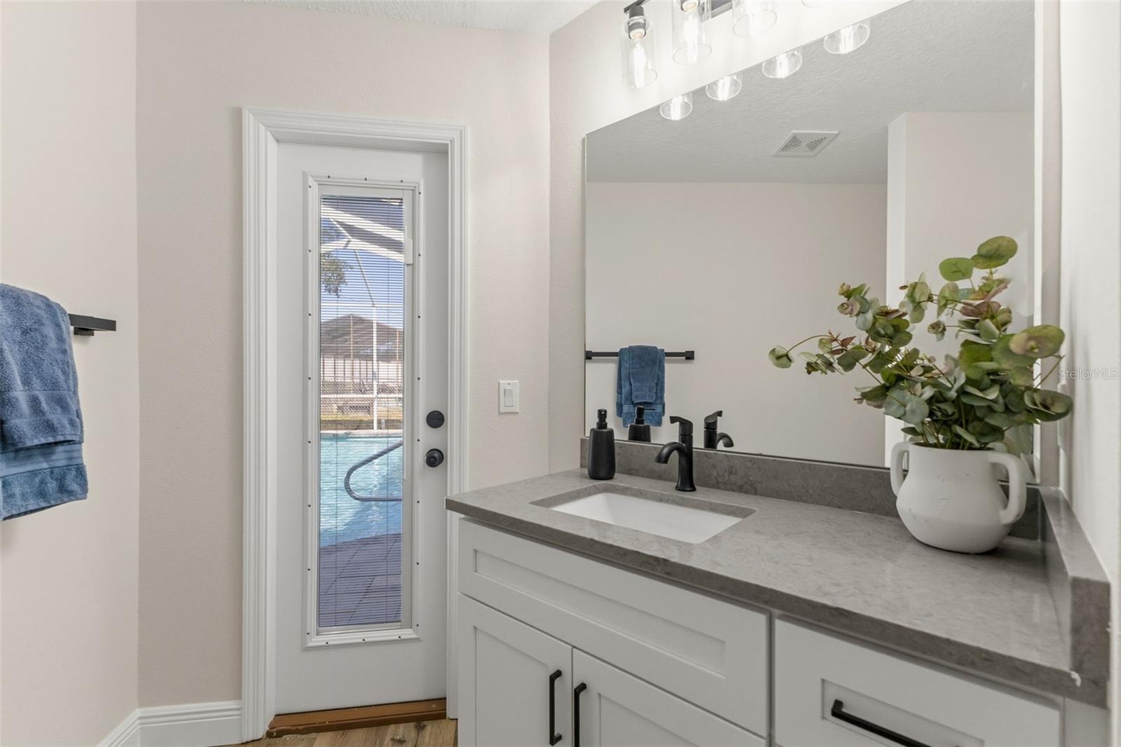 Bathroom 2 (pool bath)