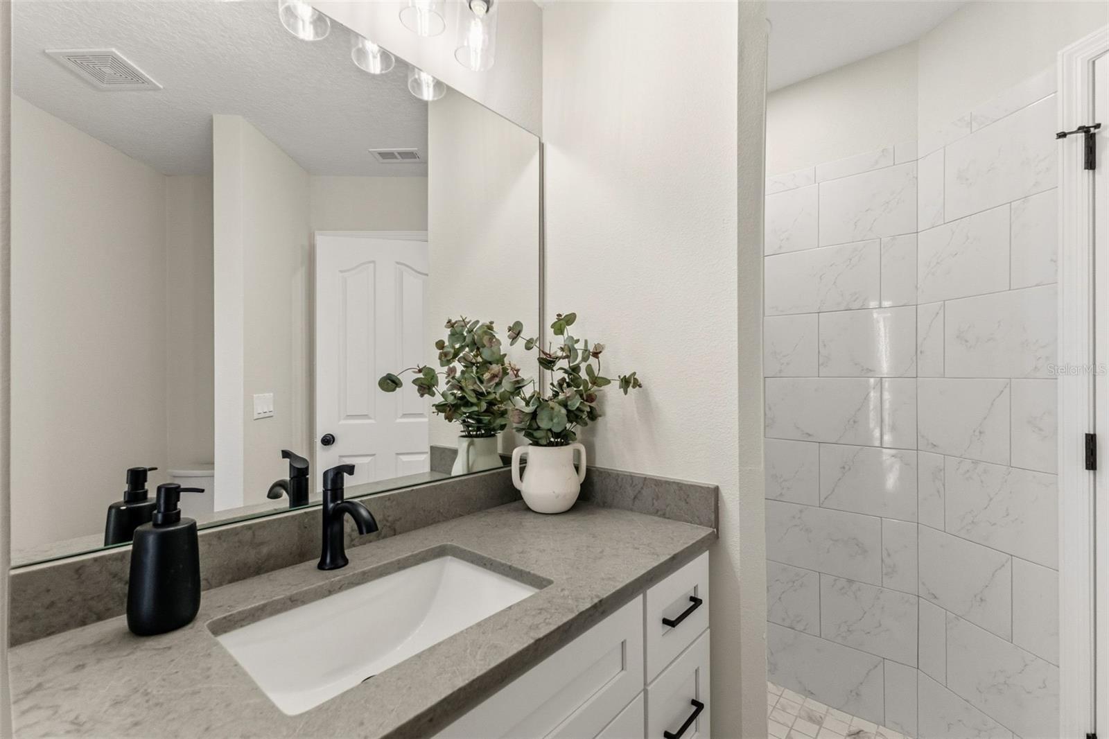 Bathroom 2 (pool bath)