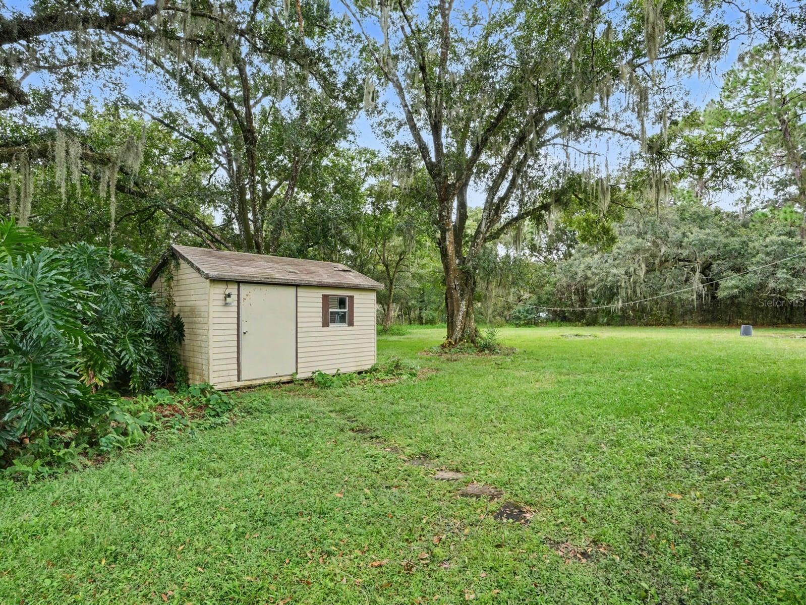 Charming outbuilding on spacious, tree-shaded grounds
