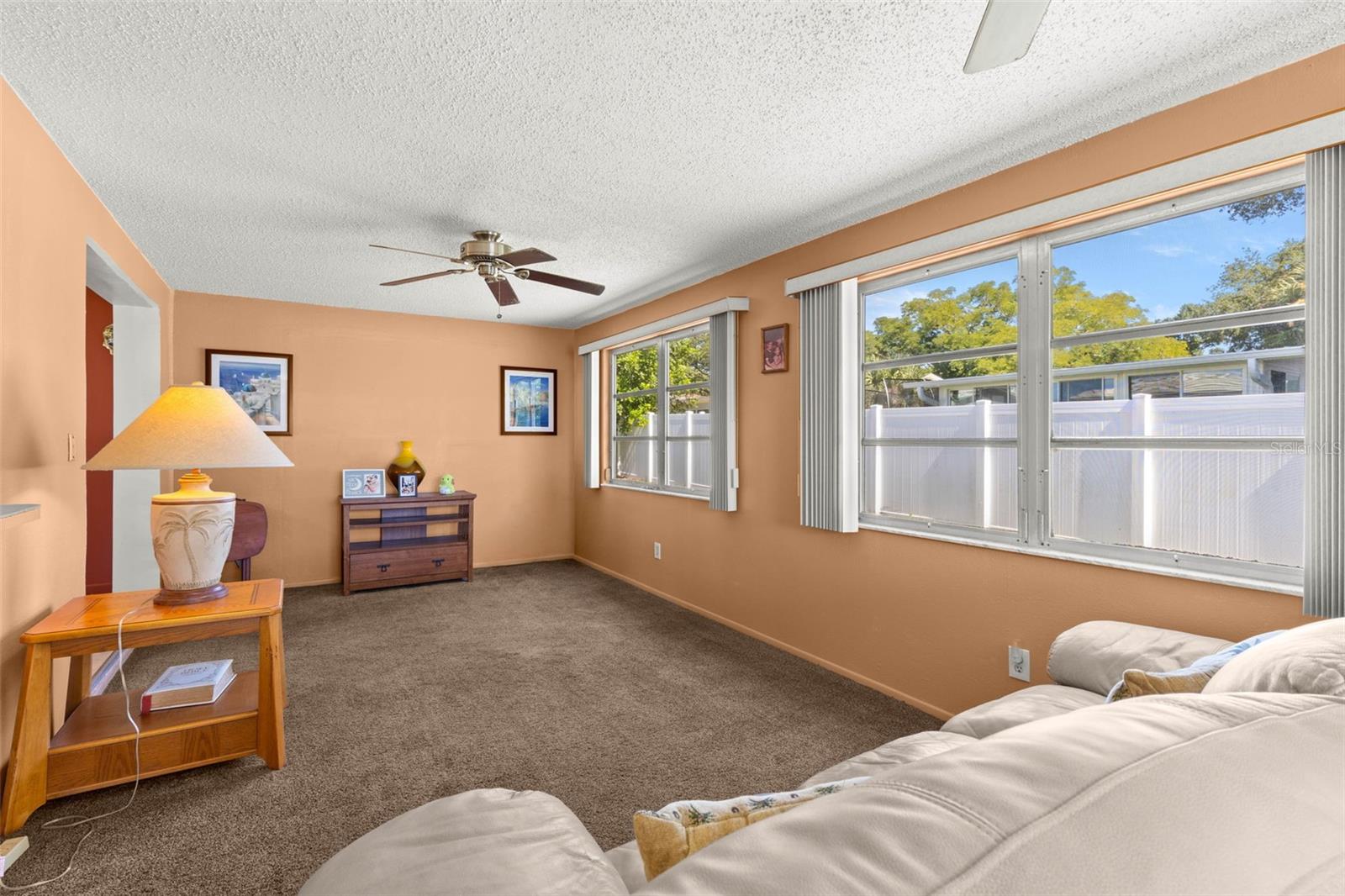 Oversize den/bonus room