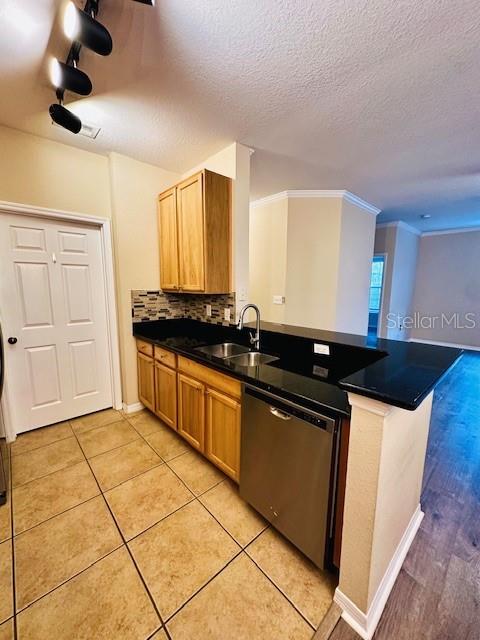 10203 COURTNEY PALMS BOULEVARD, #202, Tampa, FL 33619