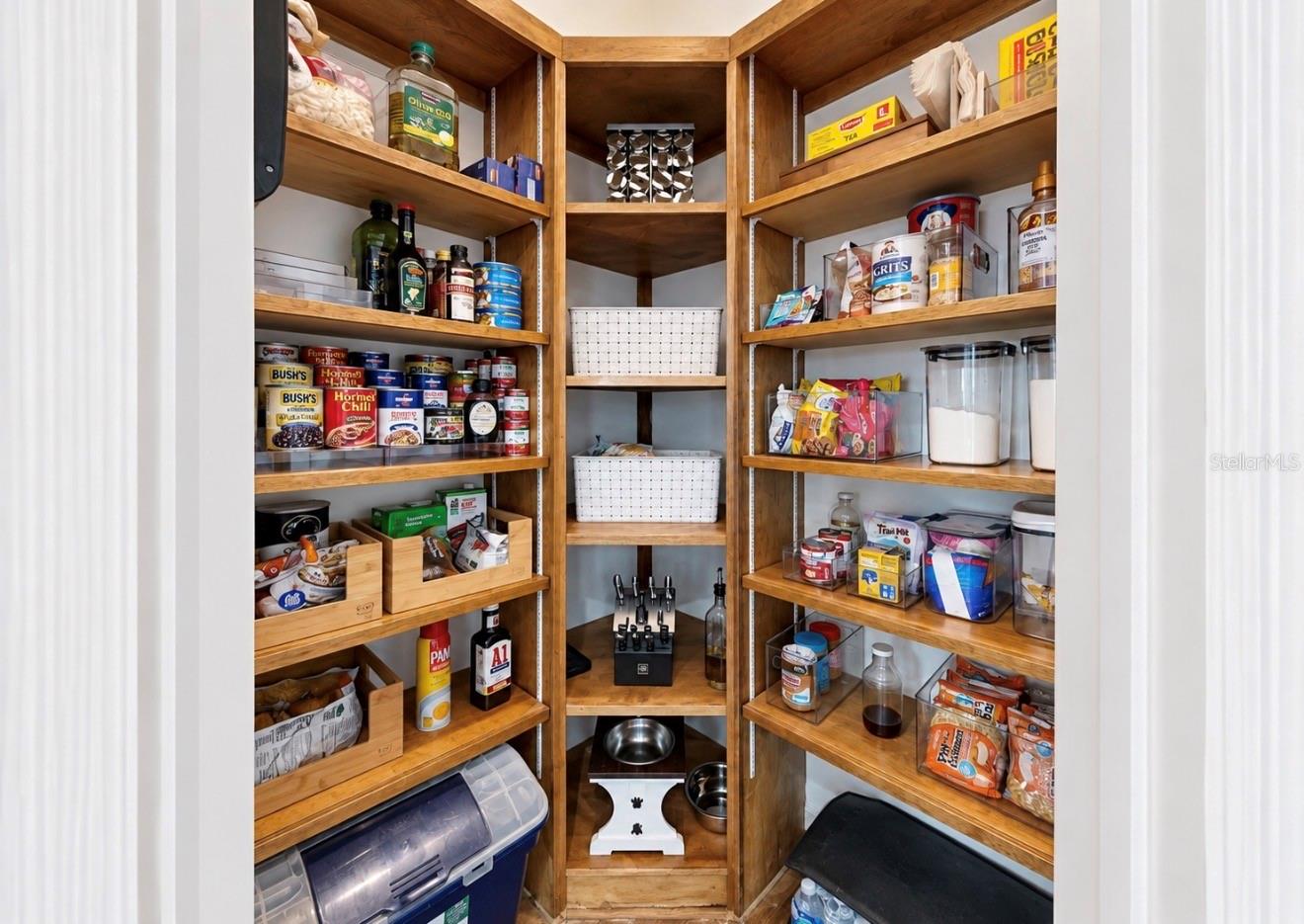 CUSTOM PANTRY