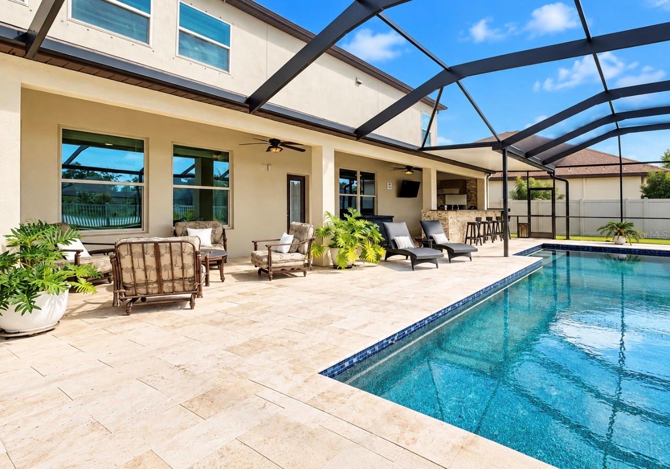 TRAVERTINE ENTERTAINING SPACE