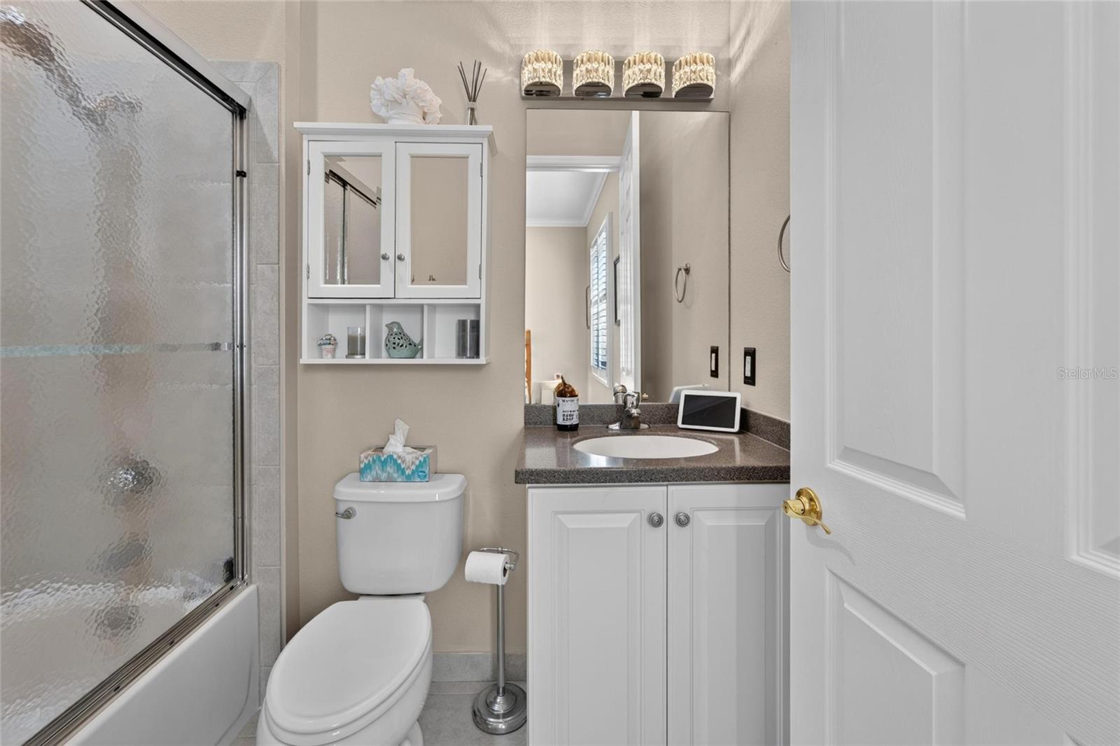 En-suite Bath 3