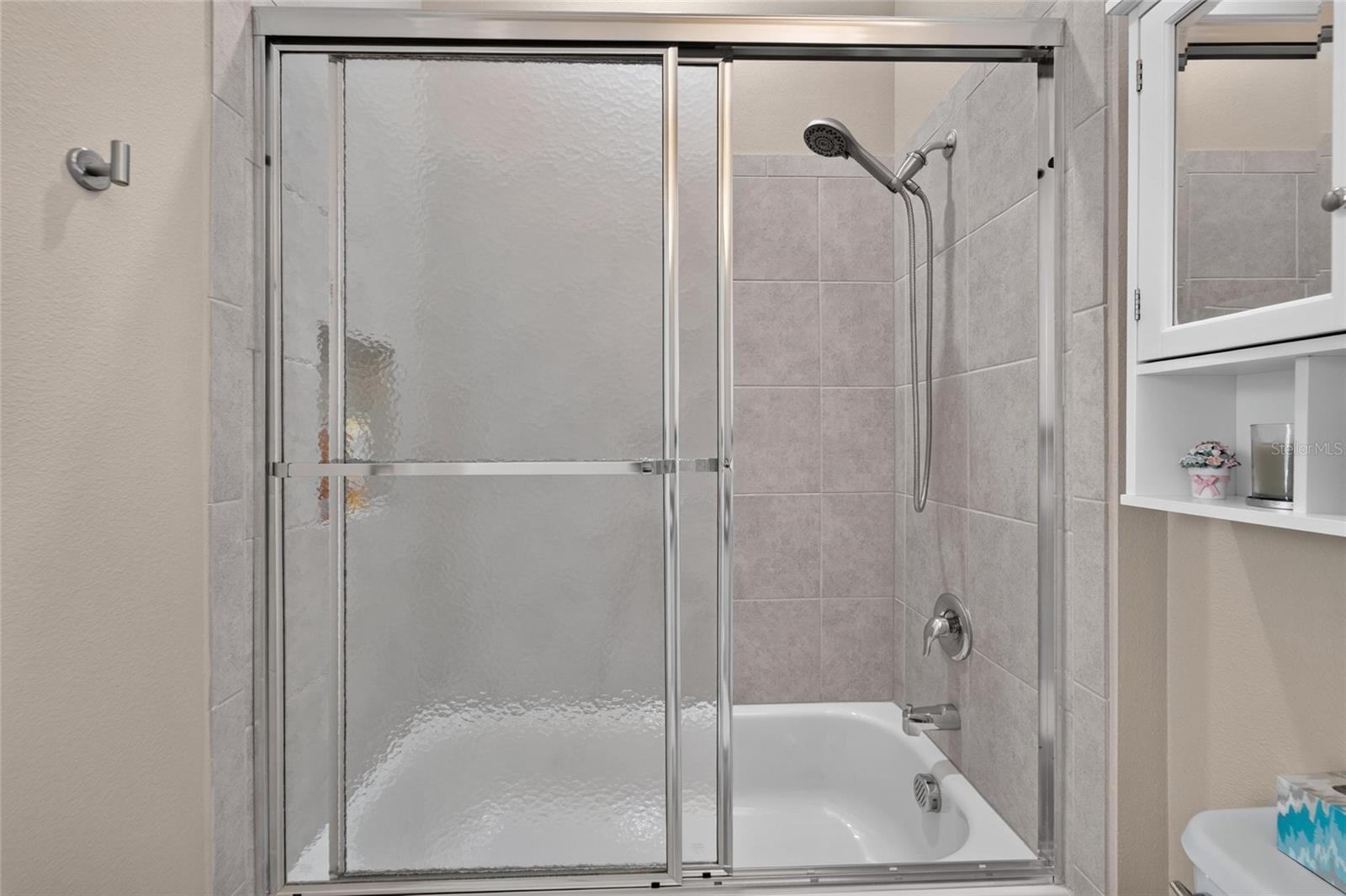 En-suite Bath 2